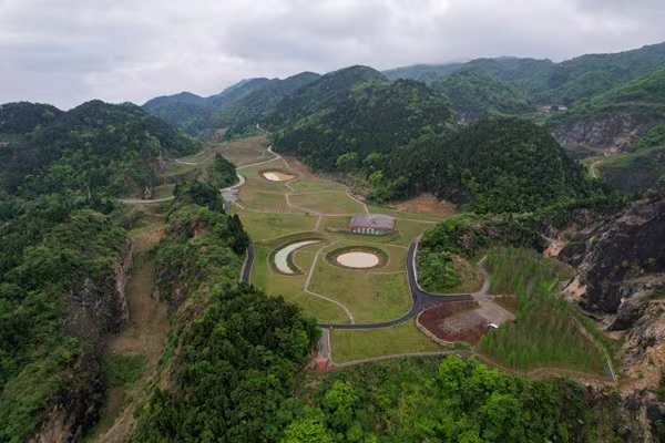 经过生态修复的废弃矿山成为生态公园。吴汪洋摄