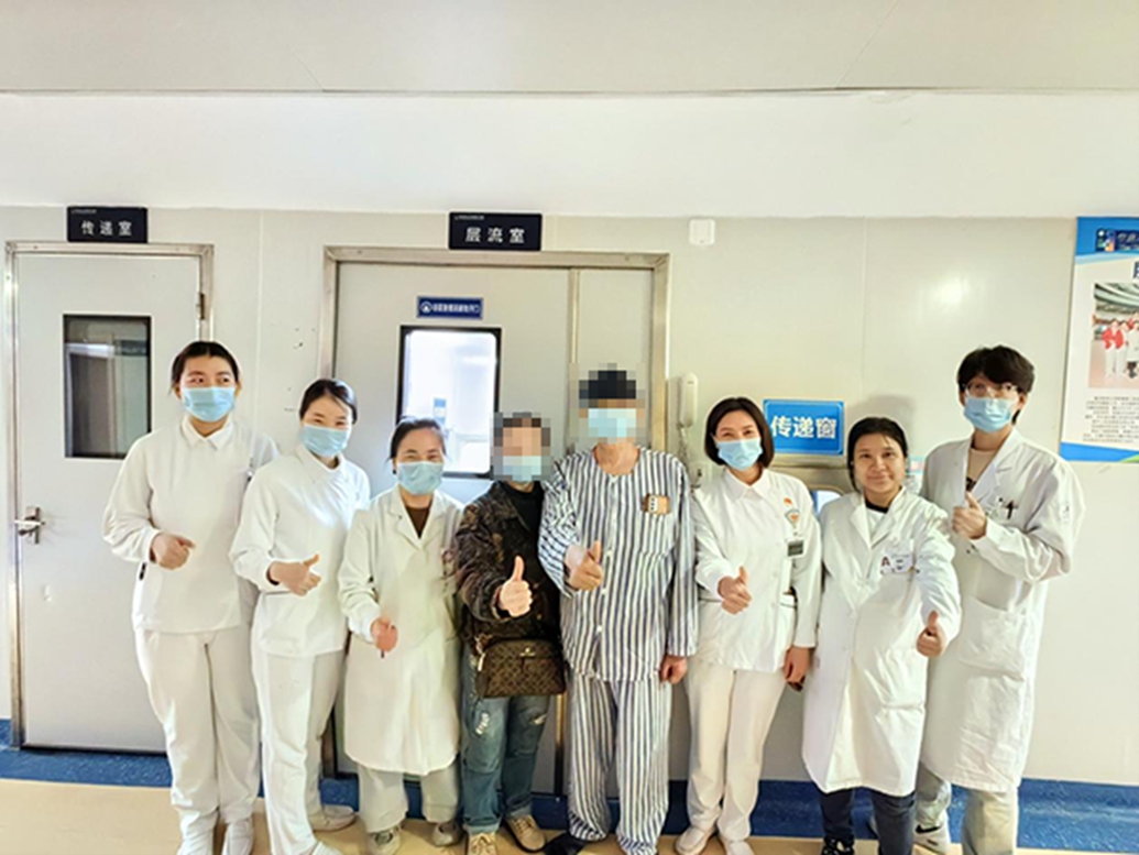科室團隊與患者合影。重醫大附三院（方大醫院）供圖
