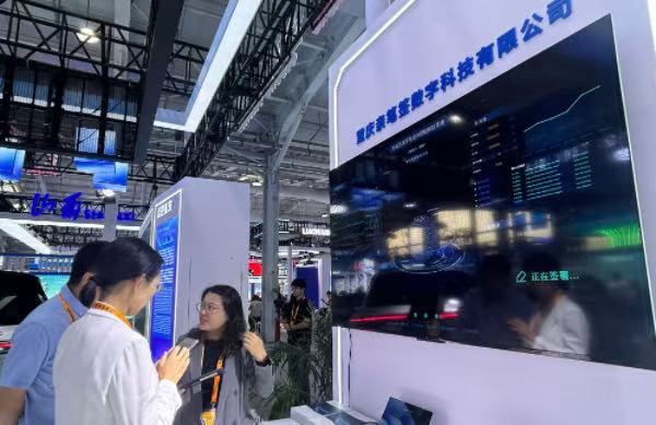 亲笔签工作人员介绍数字笔记AI识别技术。受访者供图