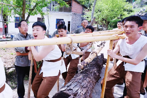 学生们体验抬工号子。巫山中学供图