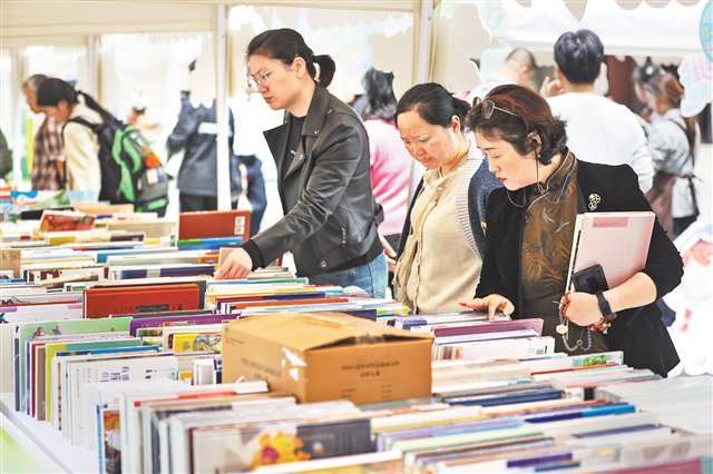 4月22日，巴渝書市啟幕，不少市民前來逛展。記者 尹詩語 攝/視覺重慶