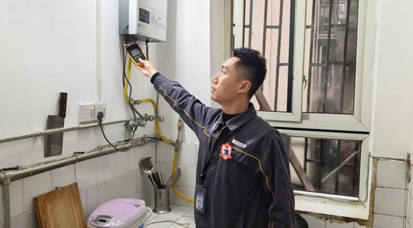 燃氣工作人員入戶安檢。重慶燃氣集團供圖