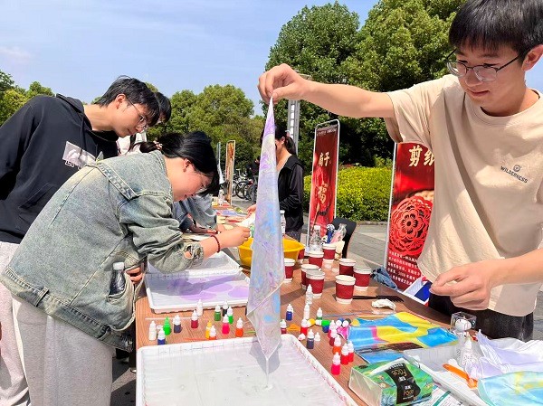 阅读文化节，同学们参与互动体验。邹乐摄