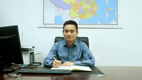 重慶能源工業技師學院黨委書記張攀。