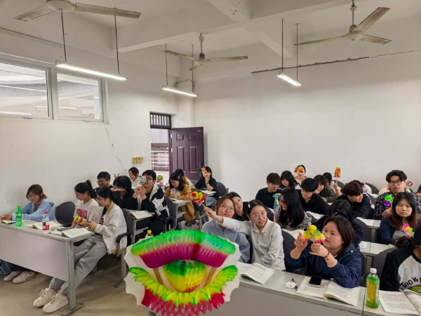 “紙翻花”課堂讓學子近距離感受非遺魅力。受訪方供圖