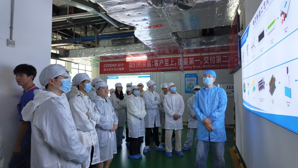在萬盛經開區人力社保局組織下，青年學子走進企業體驗職業。活動主辦方供圖
