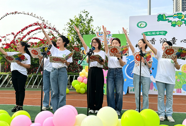 教师领读。重庆师范大学附属幼儿园供图
