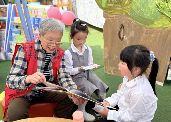 老幼共读。重庆师范大学附属幼儿园供图