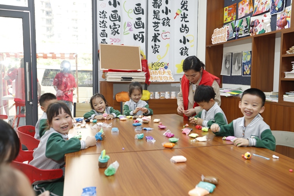 石坪桥街道横街社区围绕儿童需求开设托管、绘画等服务项目，采取无偿、低偿、有偿3种方式运营空间，实现“微利可持续”。重庆市民政局供图