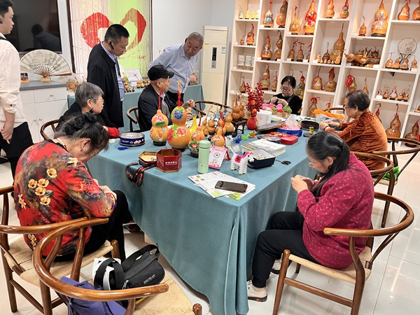 南岸区花园路街道南湖社区用非遗手作收入反哺社区慈善基金。冉嘉雨摄