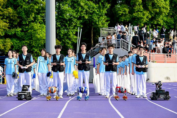 仿生机器人亮相运动会方阵。学校供图