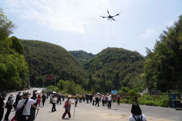 游客徒步百里竹海景区。景区供图