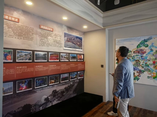 市民了解涪陵城市历史文化。任峰摄