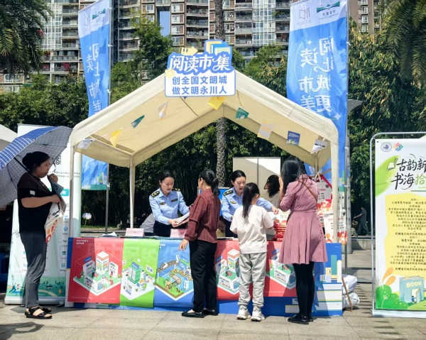 市民在阅读市集前聆听分享。徐雯瑄摄