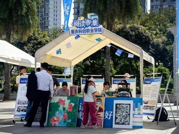 阅读市集前市民驻足，或翻阅书籍或参与互动。徐雯瑄摄