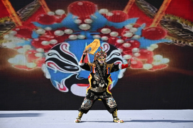 图为天宫殿街道首届火锅美食消费节活动现场的川剧变脸表演。何蓬磊 摄