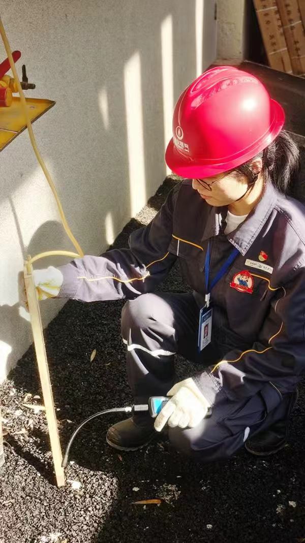 抢险过程中，赵晋峰进行调压检测。重庆燃气集团供图