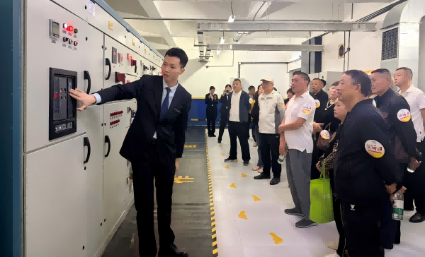参观园区核心设备房。新鸥鹏文教服供图