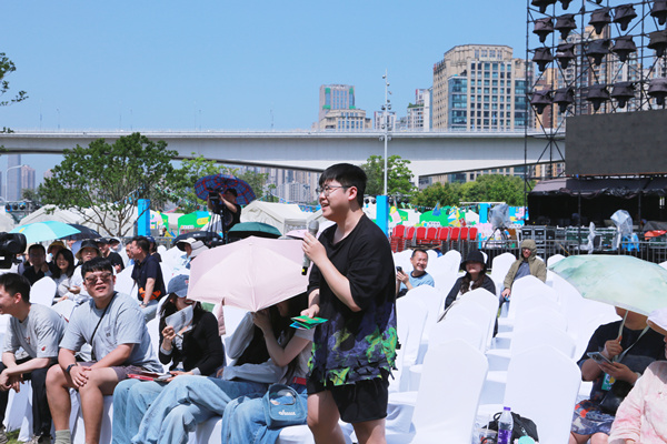 观众互动提问。张源摄