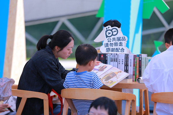 亲子共读。张源摄