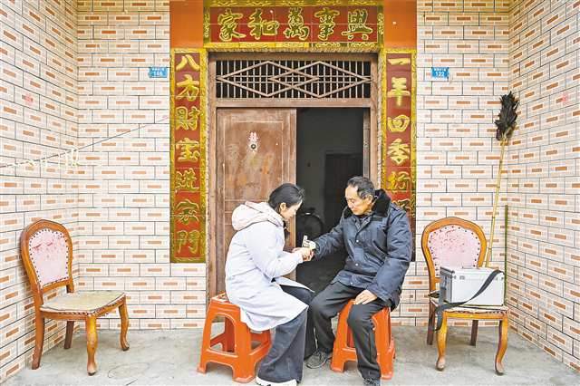 璧山区大兴镇联盟村卫生室，曹焱瑶入户为老人测量血压（资料图片）。记者 齐岚森 摄\视觉重庆