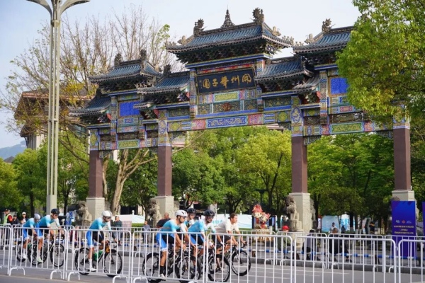 2026中国公路自行车职业联赛（汉丰湖站）车手通过开州举子园。开州区融媒体中心供图