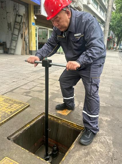 劉貴豐開展應急處置。重慶燃氣集團供圖
