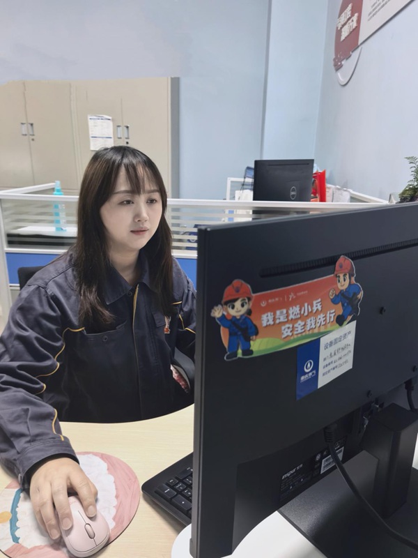 王每在處理燃氣業務。重慶燃氣集團供圖