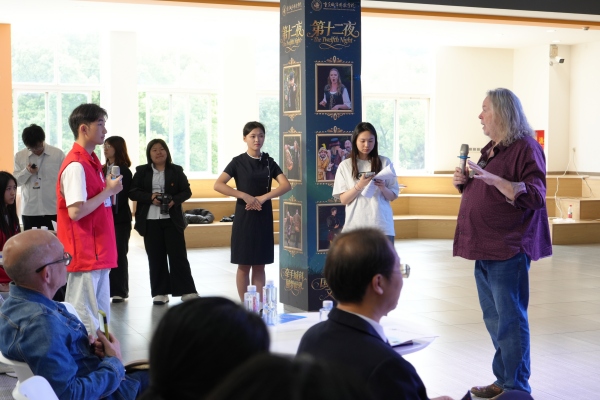 学生与剧团导演近距离交流。校方供图