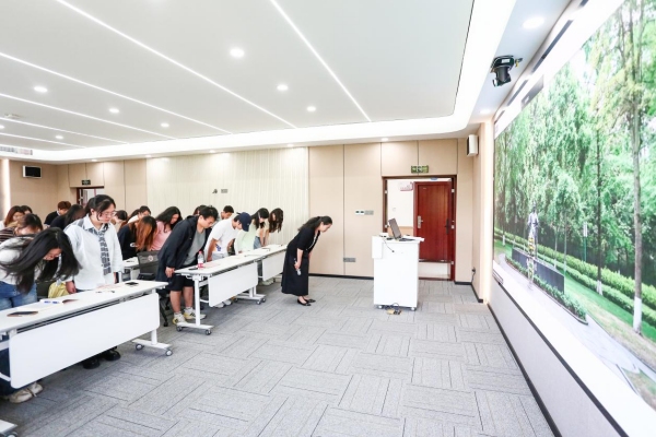 全體師生向鄧小平銅像鞠躬致敬。重慶師范大學供圖