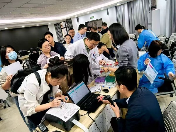 重庆市疾病预防控制中心职业健康专业技术人员为工人开展职业健康检查服务。重庆市疾病预防控制中心供图