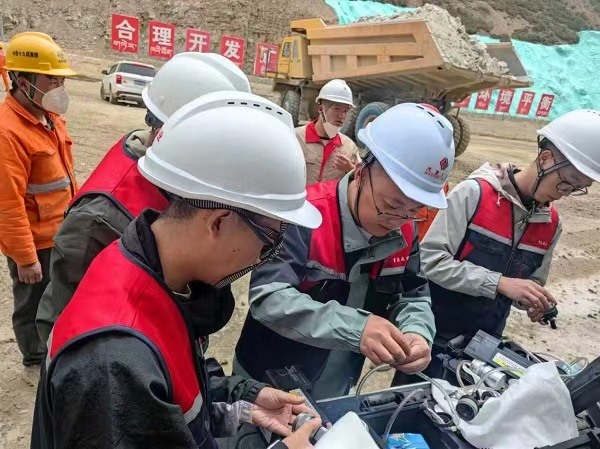 重庆市疾病预防控制中心职业健康专业技术人员在企业开展职业病危害检测服务。重庆市疾病预防控制中心供图