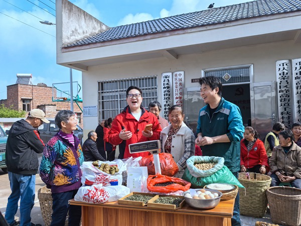 春日暖阳下，徐杰正通过直播帮助千秋村乡亲卖土货。中国邮政重庆市分公司供图