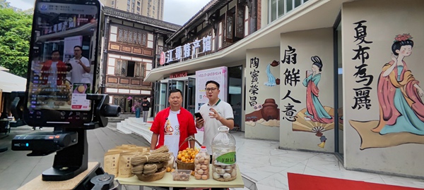 荣昌卤鹅火爆全网，徐杰和“卤鹅哥”联动直播助力卤鹅远销天南海北。中国邮政重庆市分公司供图