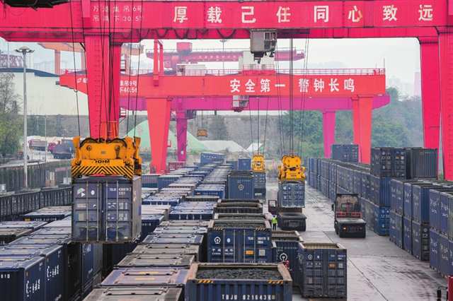 万州港红溪沟作业区，来自澳大利亚、巴西、南非等国的矿石在此转运，铁水联运一片繁忙 摄/黄建桦