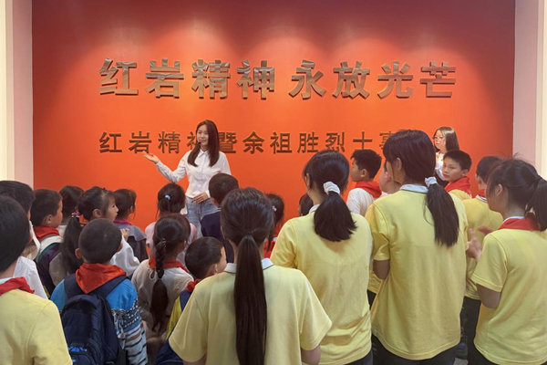 孩子们在该校红岩精神展览馆接受红色洗礼。重庆理工大学供图