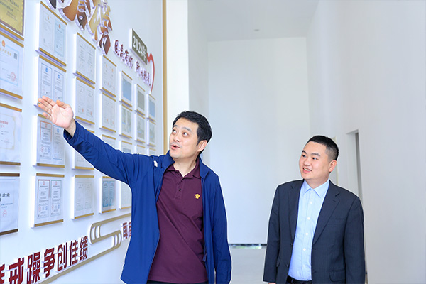 企业负责人为农行工作人员介绍技术资质。向诗佳摄