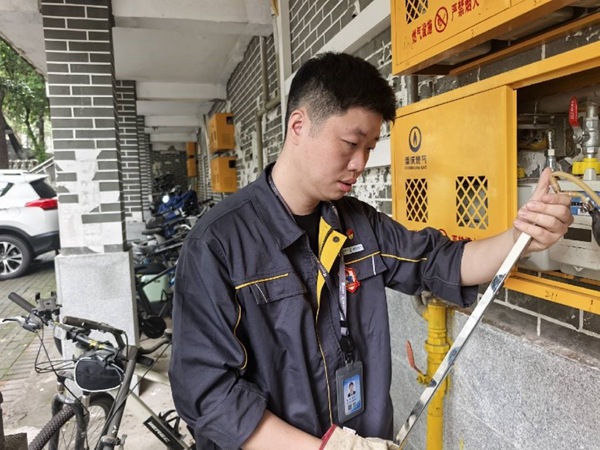 对燃气设备进行检查。重庆燃气集团供图