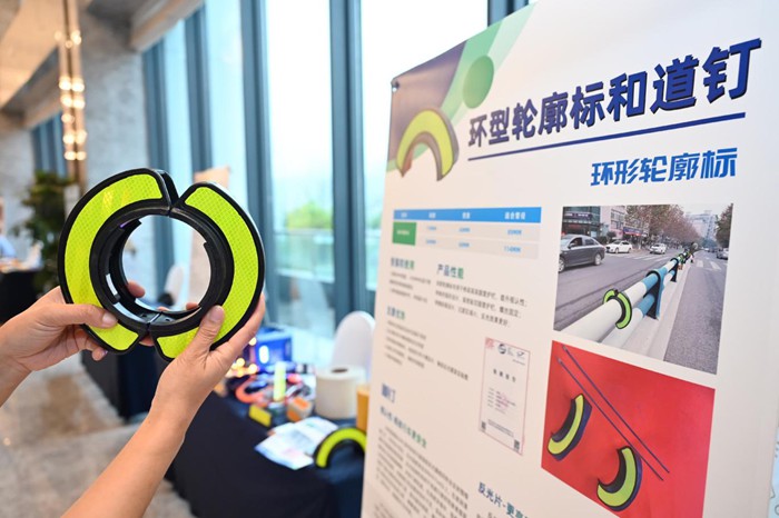 现场交通安全设施展示。重庆市公路学会交通工程专委会供图