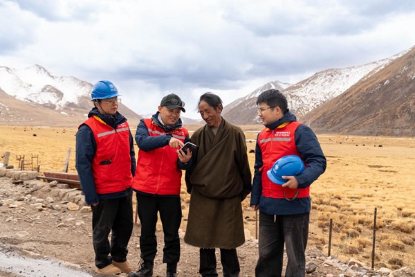 向当地村民介绍安全用电知识。国网重庆永川供电公司供图