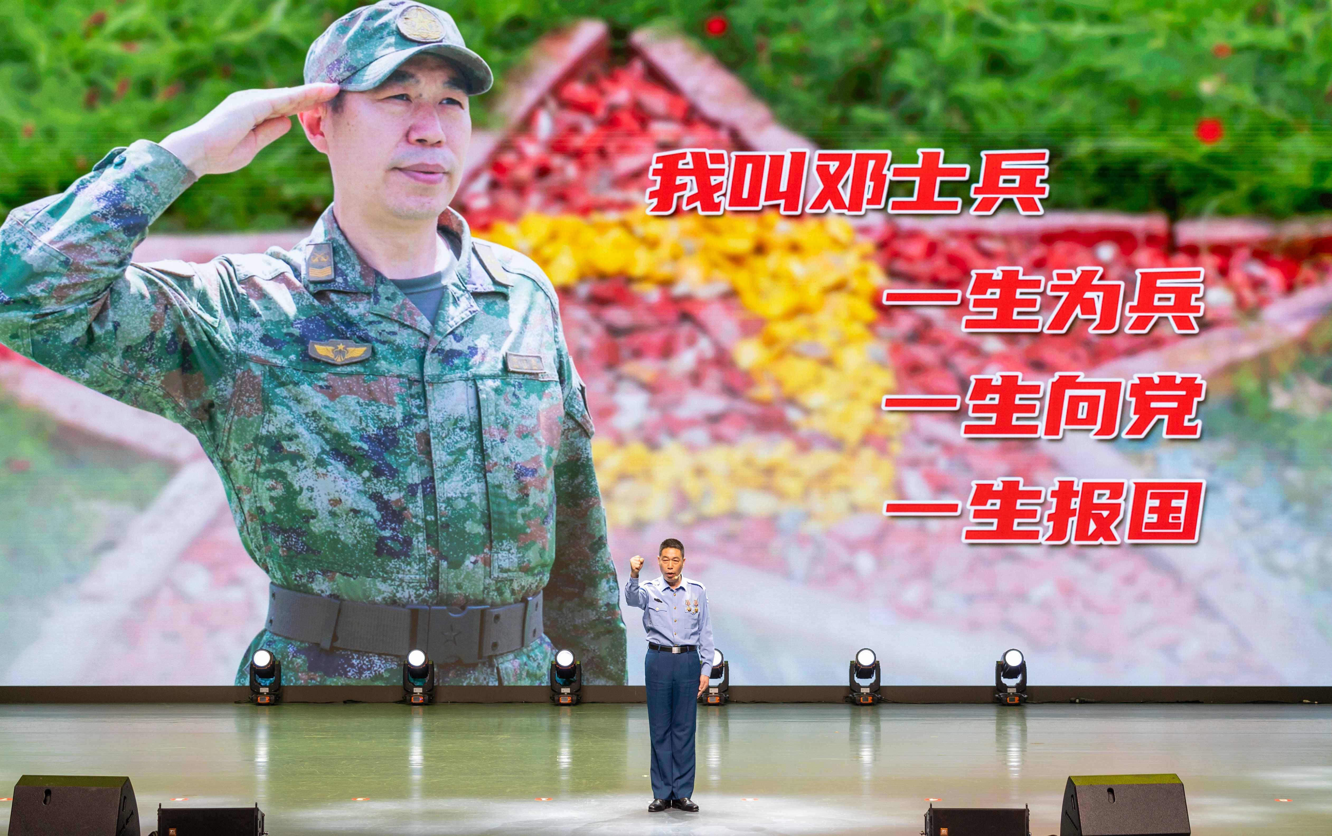 宣講團成員在台上分享故事。紅岩文化中心供圖