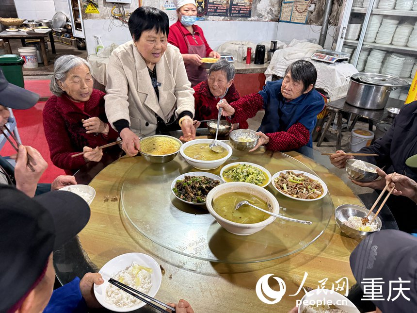 老人们正在大桥饭点用餐。人民网记者 胡虹摄
