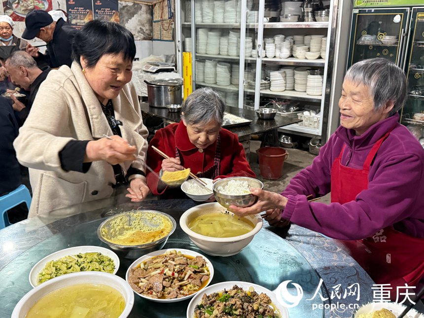 张成书（左一）给老人们布菜。人民网记者 胡虹摄张成书（左一）给老人们布菜。人民网记者 胡虹摄张成书（左一）给老人们布菜。人民网记者 胡虹摄