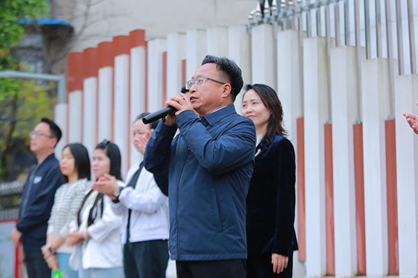 重庆市第九十四初级中学校党委书记阳世雄宣布开幕。张源摄