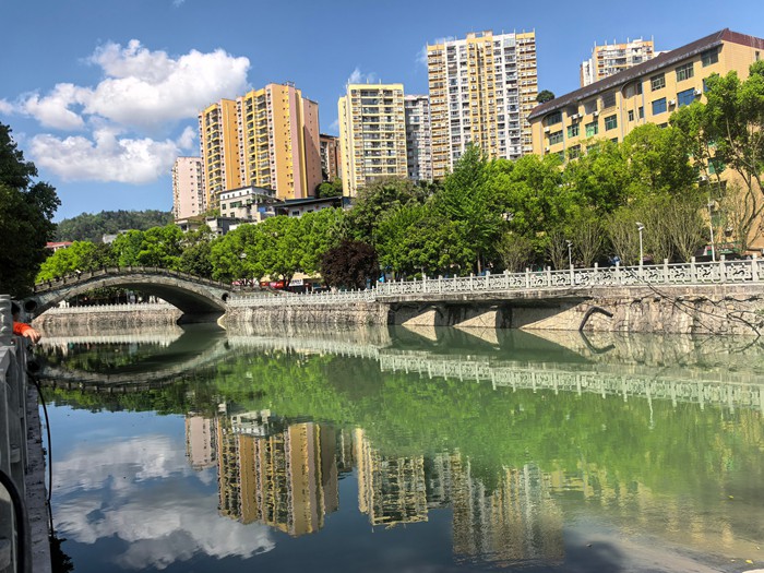 碧波荡漾的黔江河如今成为滨水新空间。崔少攀摄