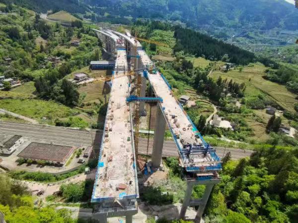 武道高速中咀1号大桥全桥合龙。重庆高速集团