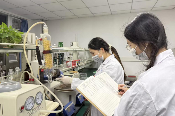 团队成员在实验室开展新型植物源农药的提取与制备实验。西南大学供图