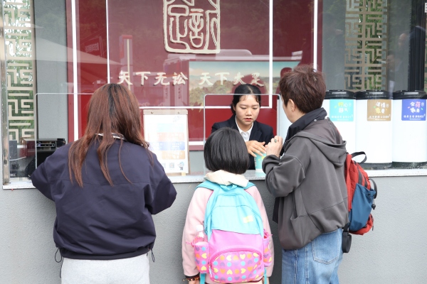 驿站工作人员暖心解答市民的问题。大足区人民法院供图