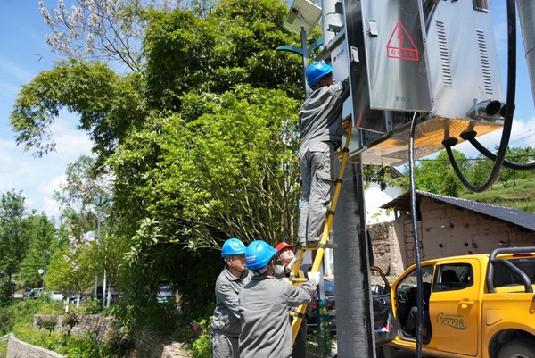 国网重庆石柱供电公司员工在石柱土家族自治县桥头镇检查桥头文化艺术中心的用电设备。王紫晗摄