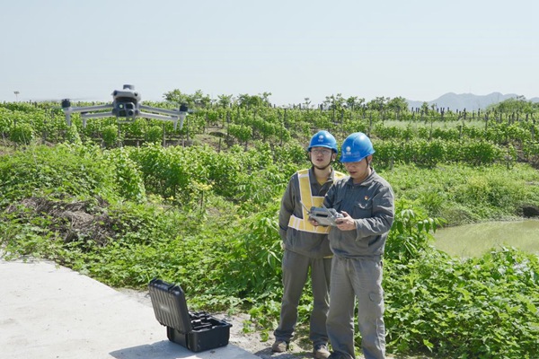 国网重庆市北供电公司员工在两江新区重桥村开展无人机巡检工作。钟雪摄